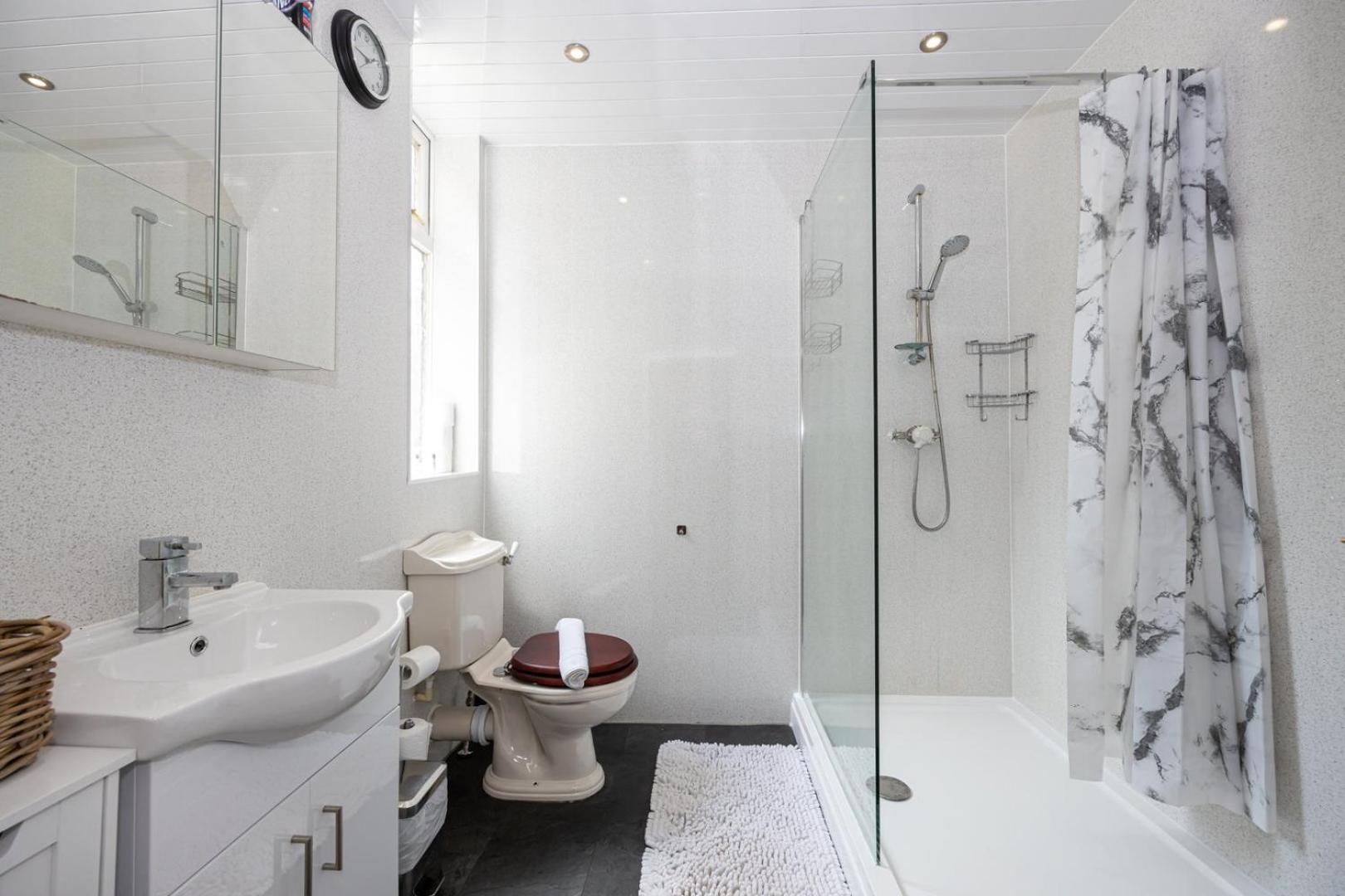 Guestready - Enchanting Life In Gorse Hill Manchester Eksteriør billede