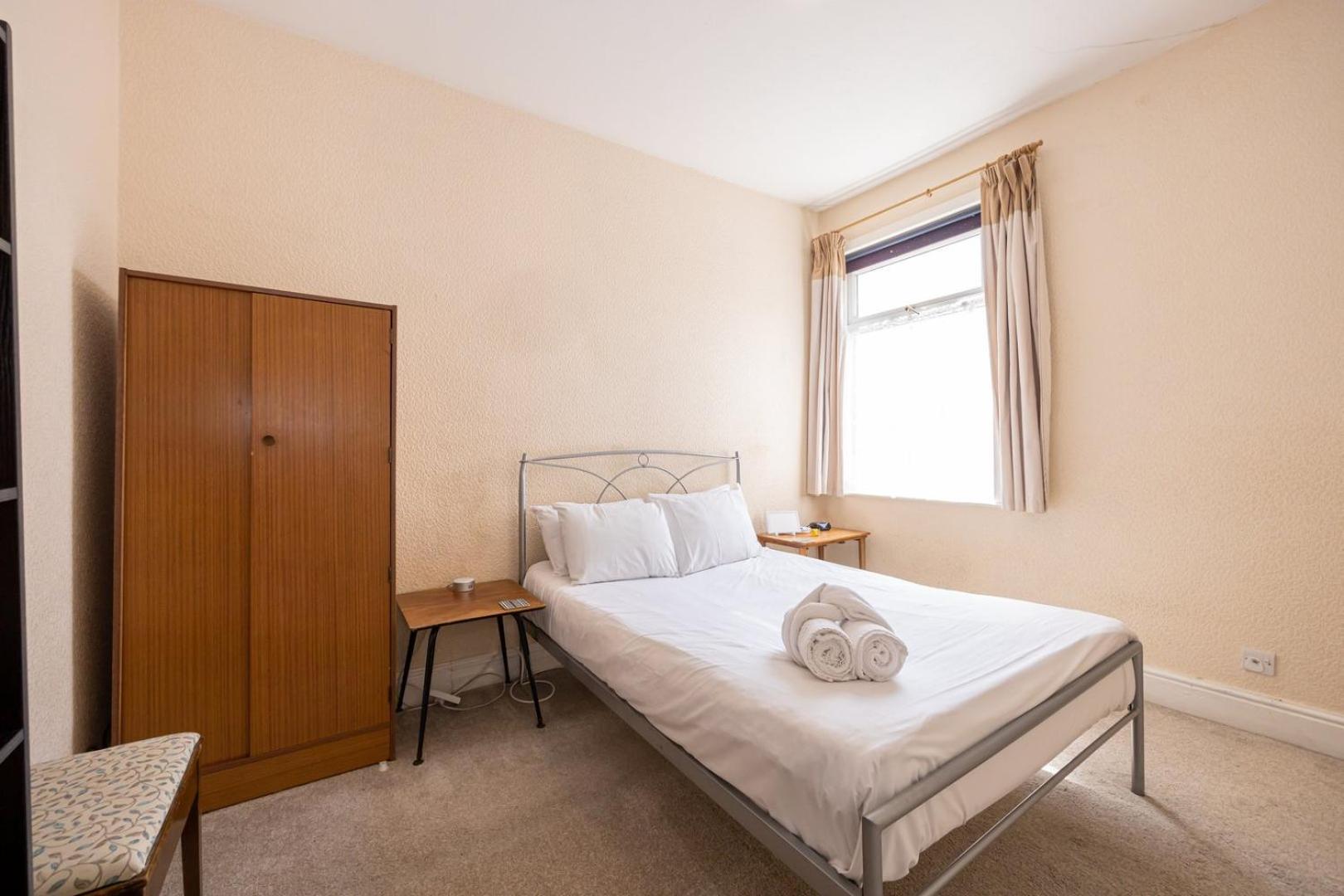 Guestready - Enchanting Life In Gorse Hill Manchester Eksteriør billede