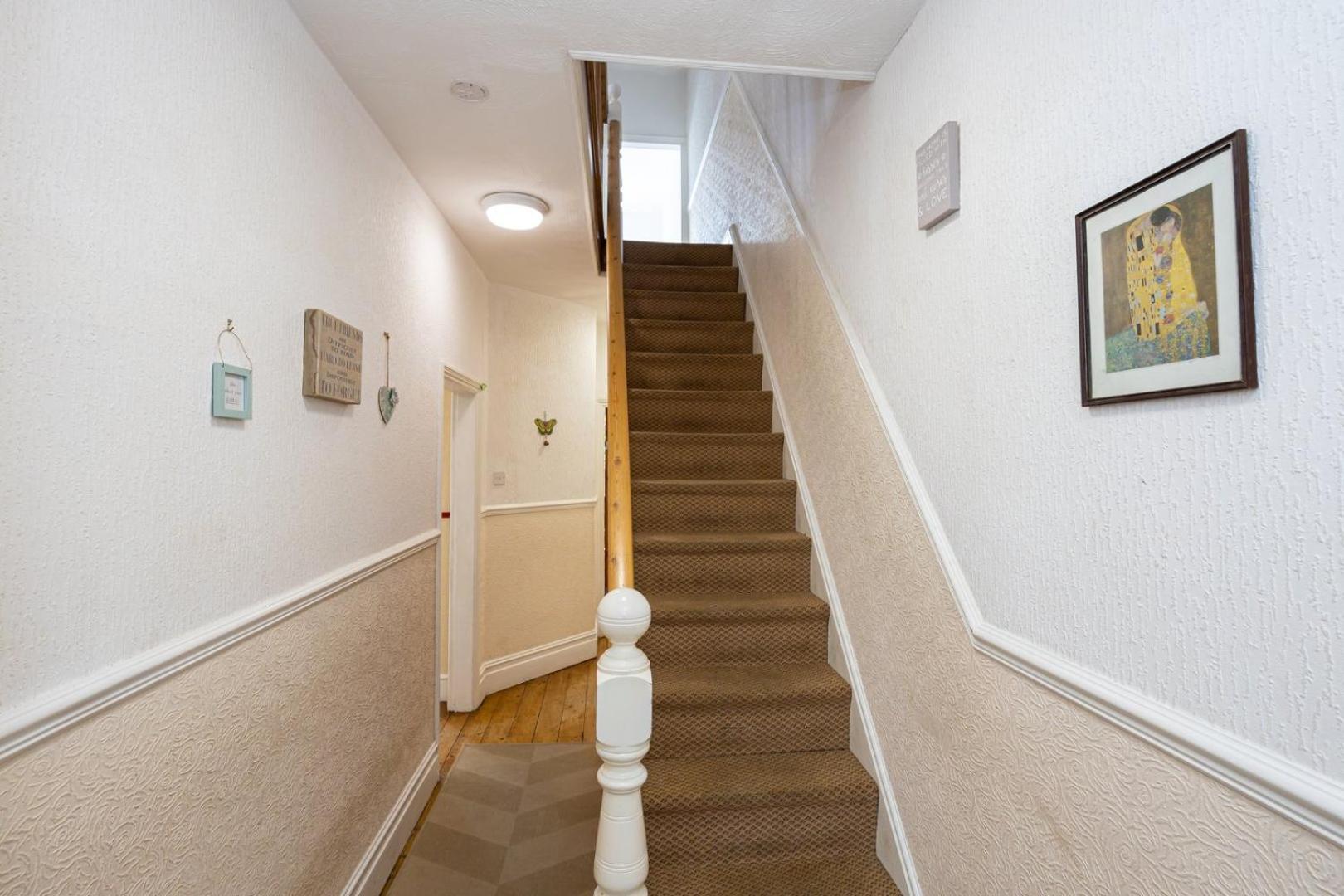 Guestready - Enchanting Life In Gorse Hill Manchester Eksteriør billede